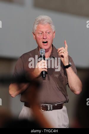 William Jefferson (Bill) Clinton, 42e président des États-Unis, fait un point dans son discours lors d'un rassemblement à Obama Chaparral High School, à Las Vegas, Nevada le 19 octobre 2008. (Photo d'UPI/David Allio) Banque D'Images