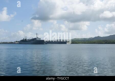 SANTA RITA, Guam (nov. 08, 2016) d'offres sous-marin USS Frank (40) transmet la U.S. Navy's seulement d'autres offres, sous-marin USS Emory S. Land (comme 39), dans la région de Apra Harbour après Frank Cable retour à l'accueil port ce matin, après avoir effectué un déploiement de cinq mois. Frank a quitté Câble Guam le 6 juin et a été une présence persistante tout au long de l'Indo-Asia-région du Pacifique au cours de son déploiement, offrant la souplesse indispensable à la flotte les commandants et l'élargissement de la gamme et de l'impact des forces navales des États-Unis dans la U.S. Navy's 5e et 7e flottes. À Guam déployées à l'avant, Frank combinés du câble de la Marine et de Mi Banque D'Images