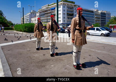Athènes Grèce. Relève de la garde à la place Syntagma devant le Parlement hellénique Banque D'Images