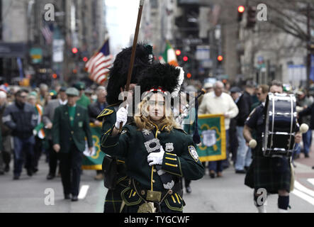 20 ans Chloe Dixon dirige le New York State Fraternal Order of Police Pipe Band de guerre irlandais sur la Cinquième Avenue au défilé de la Saint-Patrick à New York le 16 mars 2019. Le New York City Parade de la Saint Patrick est la plus ancienne et la plus grande Parade de la Saint Patrick dans le monde. La première parade a eu lieu le 17 mars 1762. Photo de Peter Foley/UPI Banque D'Images