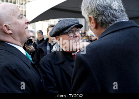 Le Cardinal Timothy Dolan, Archevêque de New York (C) accueille le maire de la ville de New York, Bill De Blasio (R) et le commissaire de la police de James P. O'Neill sur la Cinquième Avenue au défilé de la Saint-Patrick à New York le 16 mars 2019. Le New York City Parade de la Saint Patrick est la plus ancienne et la plus grande Parade de la Saint Patrick dans le monde. La première parade a eu lieu le 17 mars 1762. Photo de Peter Foley/UPI Banque D'Images