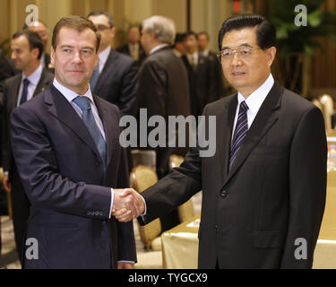 Le président russe Dmitri Medvedev (L), serre la main avec son homologue chinois Hu Jintao avant leur réunion à New York le 23 septembre 2009. UPI/Anatoli Zhdanov Banque D'Images