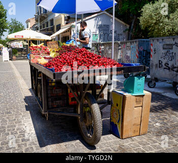 Athènes Grèce.Des cerises pour les vendre à une rue barrow à Monastiraki Banque D'Images