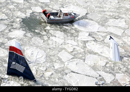 Un bateau flotte par le naufrage de l'armée de l'air Airbus A320, qui a fait un atterrissage d'urgence dans l'Hudson il y a deux jours, le 17 janvier 2009 à New York. Conditions glacées ont retardé l'enlèvement de l'avion et l'extraction de la boîte noire. (Photo d'UPI/Monika Graff) Banque D'Images