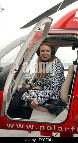Sarah Ferguson, la duchesse d'York visite un héliport de New York le 22 octobre 2003 et essaie l'hélicoptère que Colin Bodill et Jennifer Murray va utiliser dans leur effort d'être les premières personnes à piloter un hélicoptère surnommé 'première' polaire 30 000 milles autour du monde via les pôles sud et nord. (UPI/Ezio Petersen) Banque D'Images