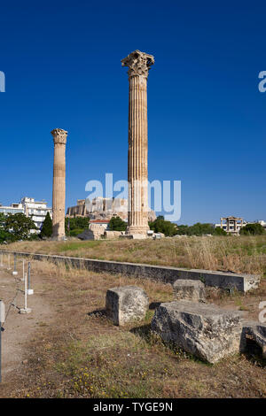 Athènes Grèce.Le Temple de Zeus Olympien. L'Acropole et le Partrhenon dans l'arrière-plan Banque D'Images