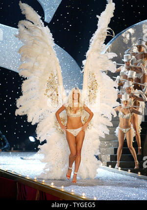 Victoria's Secret Heidi Klum modèle marche le long de la piste au Victoria's Secret fashion show à New York le 13 novembre 2003. (UPI/JOHN ANGELILLO) Banque D'Images