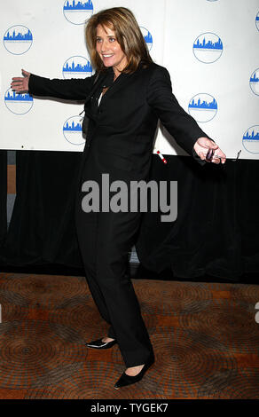 Lorraine Bracco pose pour photos à l'Citymeals-On-Wheels' dix-septième puissance Le déjeuner annuel pour les femmes à la Rainbow Room à New York le 20 novembre 2003. (Photo d'UPI/Laura Cavanaugh) Banque D'Images