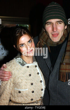 L'actrice Amanda Peet et David Benioff ami assister au 3 décembre, 2003 New York première du film 'Something's Gotta Give.' (Photos d'UPI/Ezio Petersen) Banque D'Images