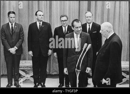 Le président Nixon et les membres du personnel avec le président Charles de Gaulle de la France ; la portée et contenu : Sur la photo : contexte : H.R. Haldeman,John D. Ehrlichman,Henry A. Kissinger, William P. Rogers ; foreground : Richard M. Nixon, Charles DeGaulle. Sujet : les chefs d'État - France. Banque D'Images