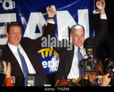 L'ancien Vice-président Al Gore endosse la présidence démocrate Howard Dean (à droite) lors d'un 9 Décembre 2003 Conférence de presse de Harlem à New York. (Photos d'UPI/Ezio Petersen) Banque D'Images