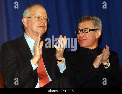 L'architecte David Childs et conception de l'architecte Daniel Libeskind (à droite) se réjouissent de la 19 Décembre, 2003 New York conférence de presse dévoilant leurs plans définitifs pour 'la Tour de la Liberté" qui sera construit sur le site du World Trade Center détruites et atteindre 1 776 pieds en faisant le plus grand immeuble au monde. (UPI/Ezio Petersen) Banque D'Images