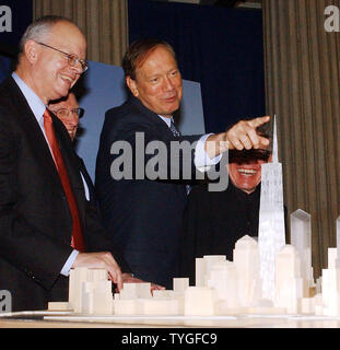 Architecte concepteur David Childs rires que New York Gouverneur Pataki atteint de toucher la maquette de "La Tour de la liberté" par l'architecte Daniel Libeskind et enfants à la une le 19 décembre 2003 New York conférence de presse. La tour de la liberté sera construit sur le site du World Trade Center détruites et atteindre 1 776 pieds en faisant le plus grand immeuble au monde. (UPI/Ezio Petersen) Banque D'Images