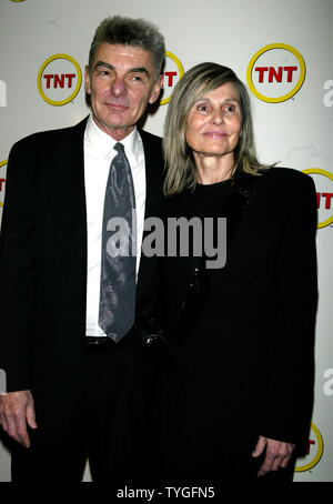 Richard Benjamin et sa femme Paula Prentiss poser pour des photos à la projection spéciale de TNT's 'The Goodbye Girl' au cinéma 1 à New York le 12 janvier 2004. (Photo d'UPI/Laura Cavanaugh) Banque D'Images