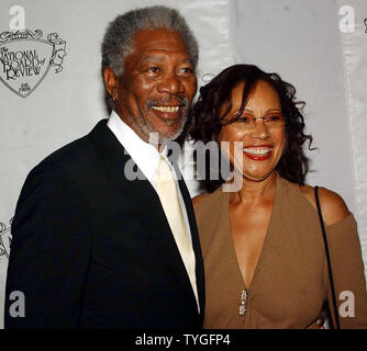 L'acteur Morgan Freeman et épouse Myrna Colley Lee assister à la 2003 National Board of Review of Motion Pictures award gala à New York le 13 janvier 2004 où Freeman a reçu 'carrière' pour l'ensemble de son oeuvre cinématographique. (UPI/Ezio Petersen) Banque D'Images