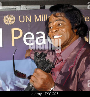 Chanteur James Brown pose le 3 février 2004 à l'ONU a parrainé la paix mondiale 2ème Prix de musique d'annonces dans la ville de New York. Des cérémonies auront lieu le 26 juin à Hanoi au Vietnam. (UPI/Ezio Petersen) Banque D'Images