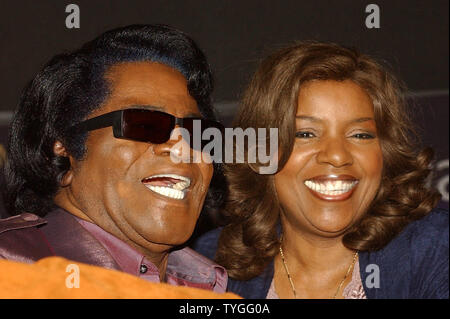 Chanteur James Brown et Gloria Gaynor, 2003 gagnant du WPMA, posent le 3 février 2004 à l'ONU a parrainé la paix mondiale 2ème Prix de musique d'annonces dans la ville de New York. Des cérémonies auront lieu le 26 juin à Hanoi au Vietnam. (UPI/Ezio Petersen) Banque D'Images