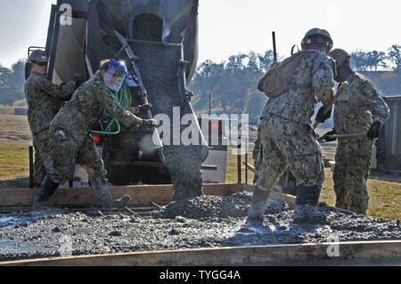 HUNTER LIGGETT, ca. (Nov. 8, 2016) - Maître de 2e classe Kelsey puits avec Mobile Naval Construction Battalion (NMCB) 18 18, dirige le flux de béton dans une aire d'atterrissage et décollage vertical sur le terrain lors d'un projet de construction d'entraînement (FTX). 18 NMCB participe à ce FTX pour maintenir la disponibilité du déploiement. Banque D'Images