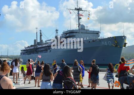 SANTA RITA, Guam (nov. 8, 2016) - La famille et les amis regardez comme marins affectés à l'adjudication du sous-marin USS Frank (40) l'homme comme des rails, sous le navire tire en Naval Base Guam après avoir effectué un déploiement de cinq mois. Câble franc a quitté Guam le 6 juin, a été une présence persistante tout au long de l'Indo-Asia-région du Pacifique au cours de son déploiement, offrant la souplesse indispensable à la flotte, les commandants de l'élargissement de la gamme et de l'impact des forces navales des États-Unis dans la U.S. Navy's 5e et 7e flottes. À Guam déployées à l'avant, Frank combinés du câble de transport maritime et militaire de la marine de l'équipe de commandement a pour mission de fournir Banque D'Images