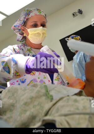 JACKSONVILLE, Floride (nov. 8, 2016) - Juanita Beliso, une infirmière périopératoire certifié CNOR au Naval Hospital Jacksonville, prépare un patient pour la chirurgie. Les infirmières et infirmiers périopératoires sont une partie essentielle de l'équipe de la salle d'exploitation. La Semaine de l'infirmière périopératoire, 6-12 novembre, reconnaît les contributions que les infirmières périopératoires apporter à la sécurité des patients. Le thème de cette année est "célébrer la profession." Banque D'Images