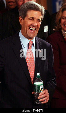 La présidence démocratique le sénateur John Kerry présente ses objectifs de campagne lors de son rassemblement le 23 février 2004 à Harlem, New York. (UPI/Ezio Petersen) Banque D'Images