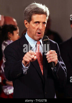 La présidence démocratique le sénateur John Kerry présente ses objectifs de campagne lors de son rassemblement le 23 février 2004 à Harlem, New York. (UPI/Ezio Petersen) Banque D'Images