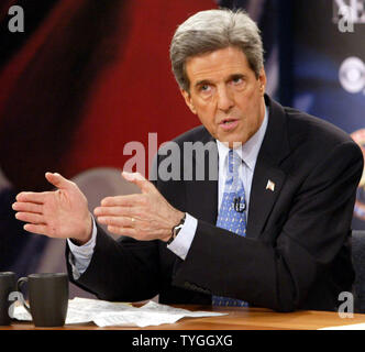 La présidence démocrate Kerry fait son SenatorJohn point tout en remettant en cause, le pasteur Al Sharpton, le sénateur John Edwards, Rép. Dennis Kucinich pendant leurs 29 février 2004 débat à Cat studios de New York. (UPI/Ezio Petersen) Banque D'Images