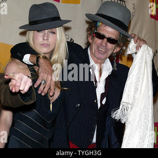 Keith Richards et sa fille Theodora poser pour photos au Rock & Roll Hall of Fame Induction cérémonies à l'hôtel Waldorf Astoria à New York le 15 mars 2004. (Photo d'UPI/Laura Cavanaugh) Banque D'Images