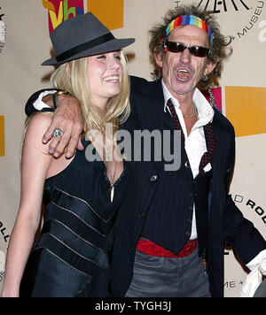 Keith Richards et sa fille Theodora poser pour photos au Rock & Roll Hall of Fame Induction cérémonies à l'hôtel Waldorf Astoria à New York le 15 mars 2004. (Photo d'UPI/Laura Cavanaugh) Banque D'Images