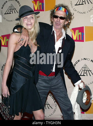 Keith Richards et sa fille Theodora poser pour photos au Rock & Roll Hall of Fame Induction cérémonies à l'hôtel Waldorf Astoria à New York le 15 mars 2004. (Photo d'UPI/Laura Cavanaugh) Banque D'Images