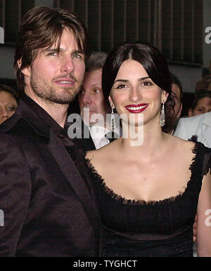 Acteur Tom Cruise et petite amie-actrice Penelope Cruz illustré en juin 2002 a annoncé par l'intermédiaire de leur agent publicitaire le 26 mars 2004 qu'ils ont mis fin à leur relation de trois ans à compter de janvier 2004. (UPI/Ezio Petersen) Banque D'Images