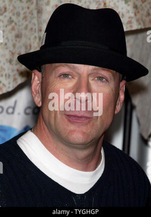 Bruce Willis fait la promotion de son nouveau film "l'ensemble dix yards à New York le 5 avril 2004. (Photo d'UPI/Laura Cavanaugh) pour correspondre à l'UPI STORY par KAREN BUTLER Banque D'Images