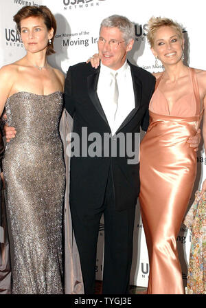 L'actrice Carey Lowell (à gauche), épouse de Richard Gere et l'actrice Sharon Stone posent avec Gere pour les médias de New York le 20 avril 2004 à l'American Museum of the Moving Image hommage à l'acteur Richard Gere. (UPI/Ezio Petersen) Banque D'Images