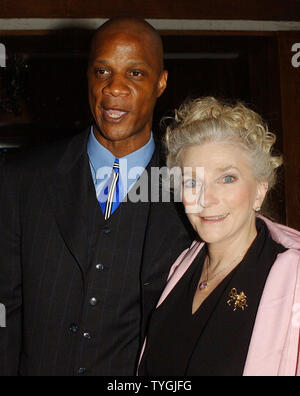 Chanteur/compositeur Judy Collins et ancien joueur de baseball Darryl Strawberry assister à la cérémonie de remise des R.Brinkley Smithers à New York le 28 avril 2004, où l'on a rendu hommage pour leur travail dans la lutte contre l'alcoolisme. (UPI/Ezio Petersen) Banque D'Images