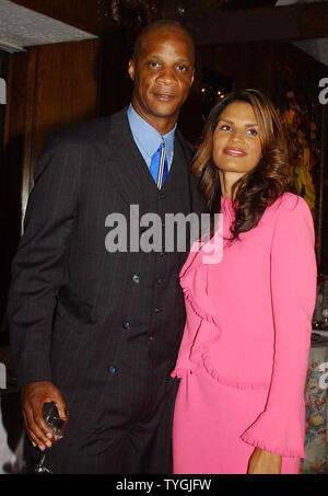 Ancien joueur de baseball Darryl Strawberry et son épouse Charisse, Président de la Tampa Chapter of the National Council on Alcoholism assister à la cérémonie de remise des R.Brinkley Smithers à New York le 28 avril 2004. (UPI/Ezio Petersen) Banque D'Images