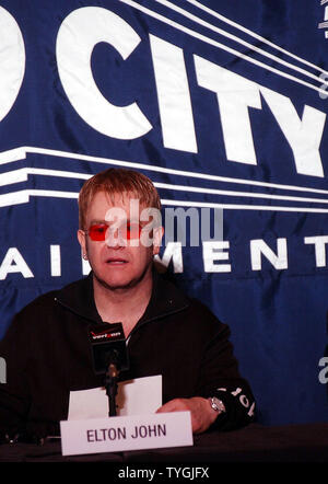 Sir Elton John a annoncé à New York le 27 avril 2004, qu'il donnera son premier concert en Amérique du Nord avec un orchestre symphonique complet au Radio City Music Hall en juillet 2004. (UPI/Ezio Petersen) Banque D'Images