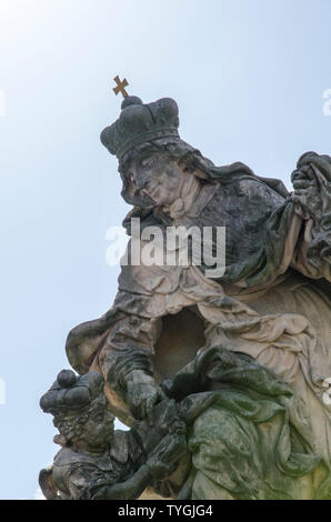 Statue de saint Pierre sur le pont Charles à Prague, République tchèque. Banque D'Images