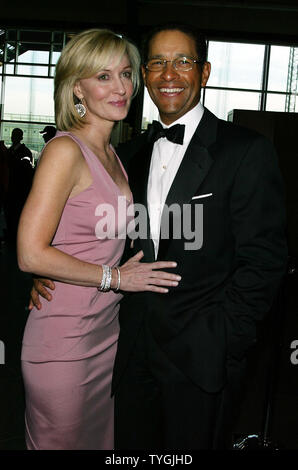 Bryant Gumbel et épouse de poser pour des photos à la 10e Conférence annuelle de l'Institut Arthur Ashe pour la santé urbaine Sportsball et cérémonie de remise des prix (une cravate noire et des chaussures de profit) à Chelsea Piers, à New York le 29 avril 2004. (Photo d'UPI/Laura Cavanaugh) Banque D'Images