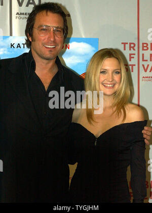 Acteurs John Corbett et Kate Hudson posent à la 1 mai 2004 New York première de leur nouveau film "Élever Helen' pour lancer le Festival du film de Tribeca 2004. (UPI/Ezio Petersen) Banque D'Images