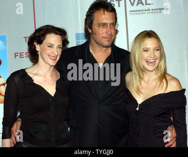 L'acteur John Corbett pose avec actrices Joan Cusack et Kate Hudson (droite) lors de la 1er mai 2004 New York première de leur nouveau film "Élever Helen' pour lancer le Festival du film de Tribeca 2004. (UPI/Ezio Petersen) Banque D'Images