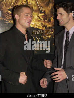 L'acteur Brad Pitt pose avec film co-star Eric Bana (droite) alors qu'ils faux combat au 10 mai 2004 première américaine à New York de Pitt nouveau film 'Troy' (UPI/Ezio Petersen) Banque D'Images