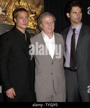 L'acteur Brad Pitt pose avec les films réalisateur Wolfgang Peterson (centre) et co-star Eric Bana (droite) à l'américain 10 mai 2004 premiere à New York de Pitt nouveau film 'Troy' (UPI/Ezio Petersen) Banque D'Images