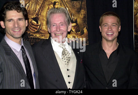 L'acteur Brad Pitt pose avec film co-stars Eric Bana (à gauche) et Peter O Toole (centre) au 10 mai 2004 première américaine à New York de Pitt nouveau film 'Troy' (UPI/Ezio Petersen) Banque D'Images