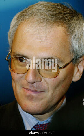 Jean-rené Fourtou, président-directeur général de Vivendi Universal, répond aux questions de la presse lors de l'annonce de la fusion entre sa société et NBC lors d'une conférence de presse le 12 mai 2004 dans la ville de New York. (Photo d'UPI/Monika Graff) Banque D'Images