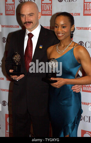 L'acteur Michael Cerveris, lauréat du meilleur second rôle dans une comédie musicale "assassins" et Anika Noni Rose, vainqueur de la meilleure actrice en vedette dans une comédie musicale "Caroline ou changement' posent au Tony Award 2004 Cérémonies du 6 juin 2004, à New York. (Photo d'UPI/Ezio Petersen) Banque D'Images