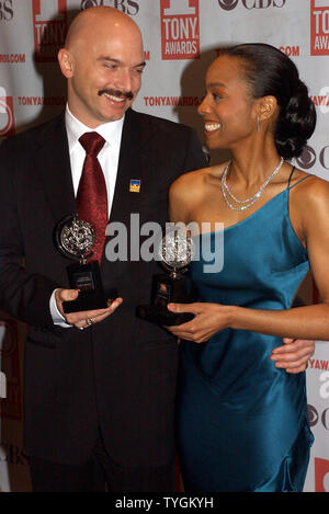 L'acteur Michael Cerveris, lauréat du meilleur second rôle dans une comédie musicale "assassins" et Anika Noni Rose, vainqueur de la meilleure actrice en vedette dans une comédie musicale "Caroline ou changement' posent au Tony Award 2004 Cérémonies du 6 juin 2004, à New York. (Photo d'UPI/Ezio Petersen) Banque D'Images