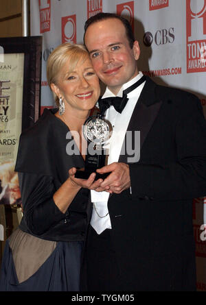 Acteur Jefferson Mays gagnant pour le meilleur acteur dans une pièce de théâtre "Je suis ma propre femme" pose avec l'actrice Dame Helen Mirren au Tony Award 2004 Cérémonies du 6 juin 2004, à New York. (Photo d'UPI/Ezio Petersen) Banque D'Images