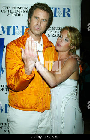 Christina Applegate et Will Ferrell poser pour des photos à la première de 'Présentateur' au Musée de la télévision et de la Radio à New York le 7 juillet 2004. (Photo d'UPI/Laura Cavanaugh) Banque D'Images