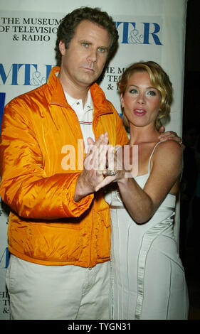 Christina Applegate et Will Ferrell poser pour des photos à la première de 'Présentateur' au Musée de la télévision et de la Radio à New York le 7 juillet 2004. (Photo d'UPI/Laura Cavanaugh) Banque D'Images