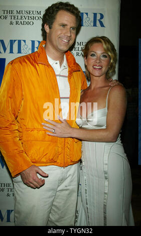 Christina Applegate et Will Ferrell poser pour des photos à la première de 'Présentateur' au Musée de la télévision et de la Radio à New York le 7 juillet 2004. (Photo d'UPI/Laura Cavanaugh) Banque D'Images